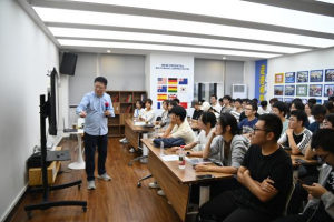 生命学院周红教授讲解生物学的发展