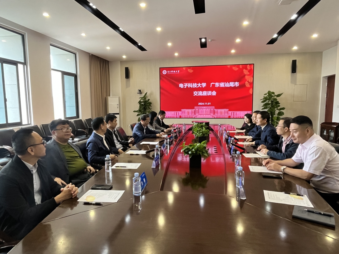 汕尾市政协副主席吕珠龙一行调研光电学院