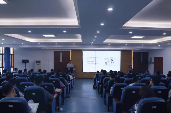 何逸文校友 (2).jpg 何逸文校友 (2).jpg