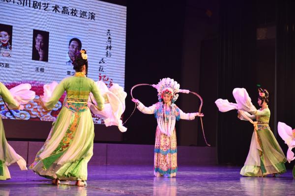 “成都有戏-2015川剧艺术巡演”引爆成电