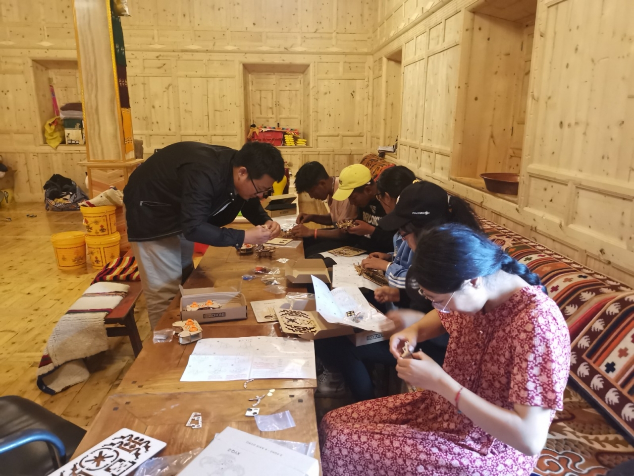 路超(左)在村指导学生制作无人机.jpg 路超(左)在村指导学生制作无人机.jpg