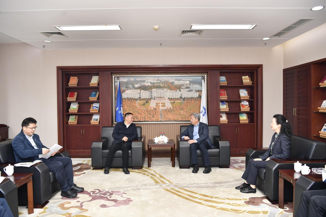 金牛区委副书记、区长罗开敏一行来校访问