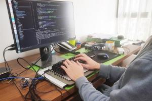 【建设一流本科】在线实习：“宅”家如临行业前线