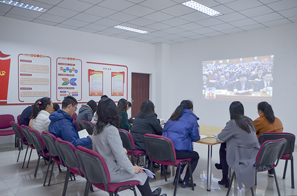 【快讯】成电师生热切关注全国两会
