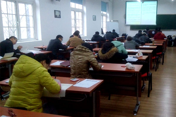 MBA学子期末考试首次试行“无人监考”