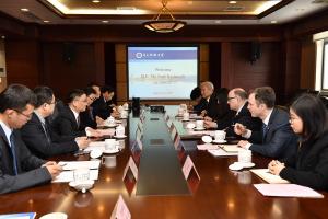 爱尔兰共和国驻华大使康宝乐一行来校访问