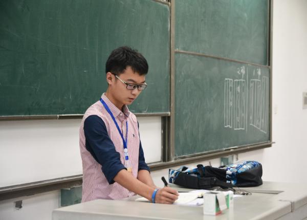 2017级新生开启早自习“第一课”