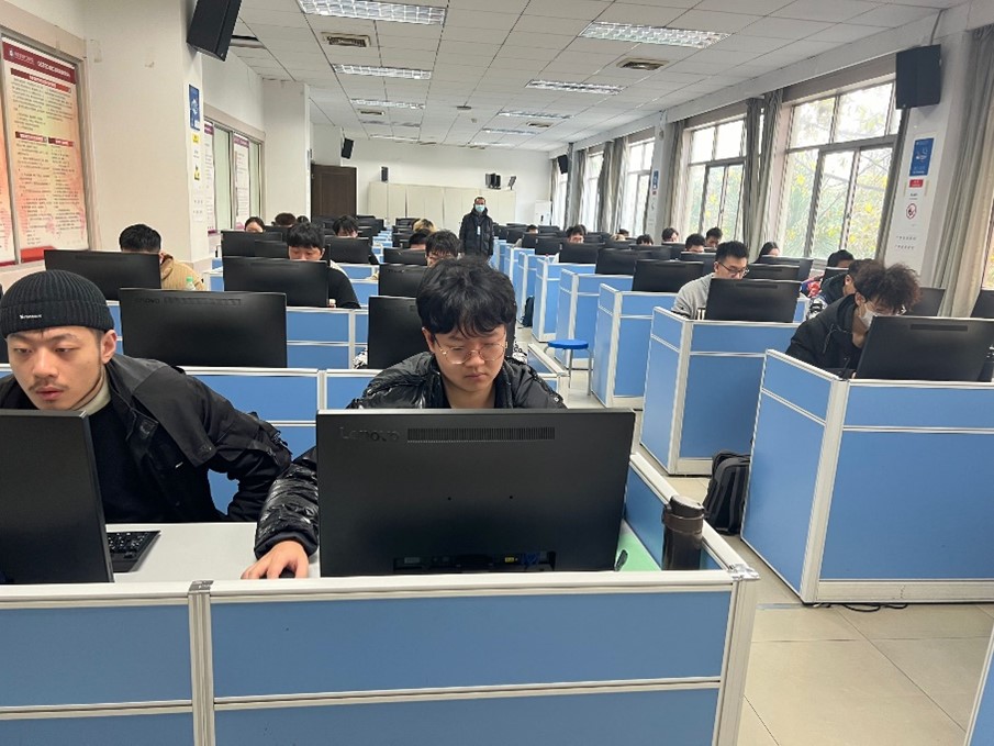 软件学院“程序设计与算法基础I”课程首次全面实施机考 考试改革迈向新篇章