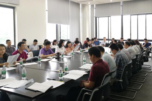 学校研讨布置暑期学生工作