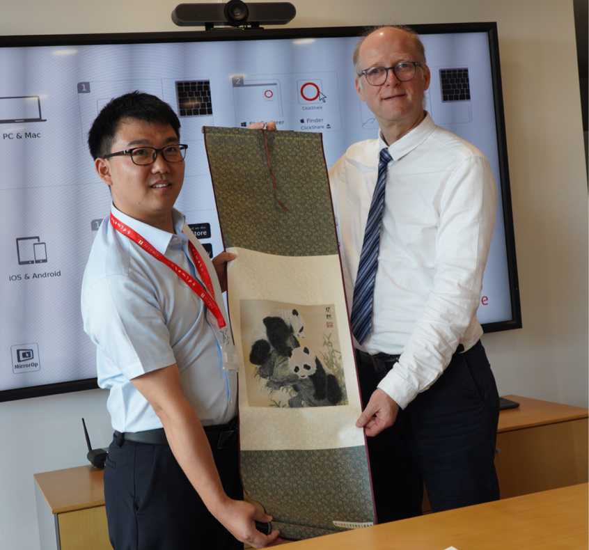 3中法老师互赠纪念品.png c8fd28903af3aa241c070a99fae2d41a_7d119.p