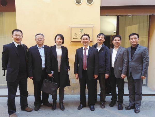 参观考察圣安娜大学孔子学院.jpg 参观考察圣安娜大学孔子学院.jpg