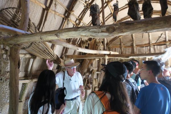 参观yorktown认真听讲解.jpg ca440a99385a21c8ebe29795b2324320.jpg