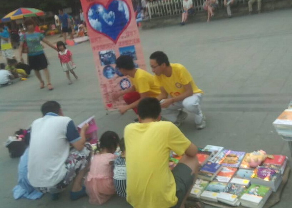 微爱支教队儿童节义卖图书筹集爱心善款