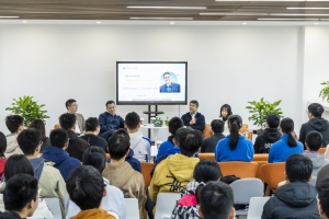 诺奖得主迪迪埃·奎洛兹教授在学校“一站式”示范园区与60余名学生深入交流