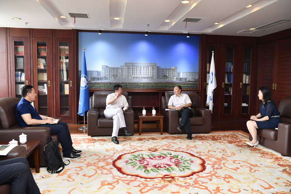 国家发改委国际合作中心主任曹文炼一行来校考察座谈