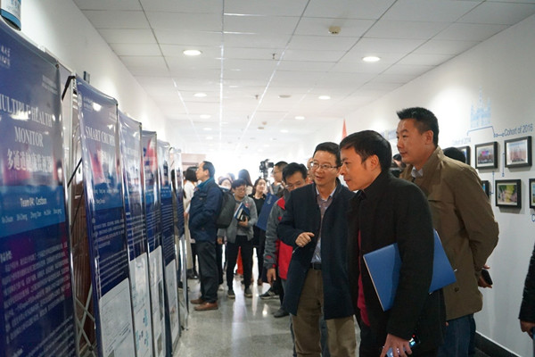 观摩人员正在观看学生的作品设计_.jpg cb9f630868261f3cdabf7526bdd5f84f.jpg