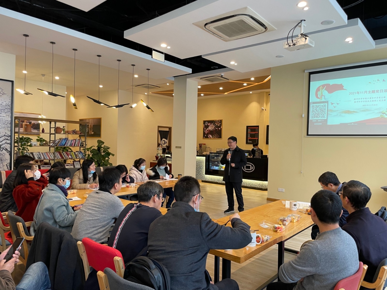 【学习贯彻六中全会】数学学院教职工党支部开展“党支部联学联建·互学互帮共提升”主题党日活动
