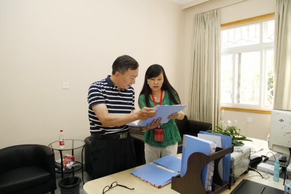 校长李言荣到本科招生现场检查指导工作