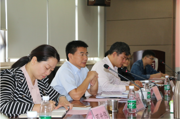 徐红星院士与师生交流纳米光子学前沿动态