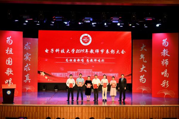 领奖0003.jpg cca004a0d6648c15fa9e45d8a560ef7d.jpg