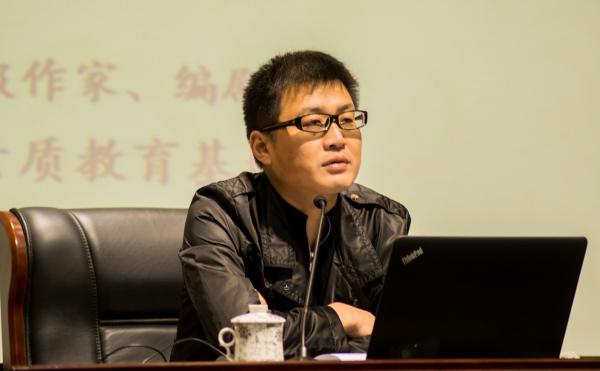 著名作家海飞做客成电讲坛谈“谍战里的人性和信仰”