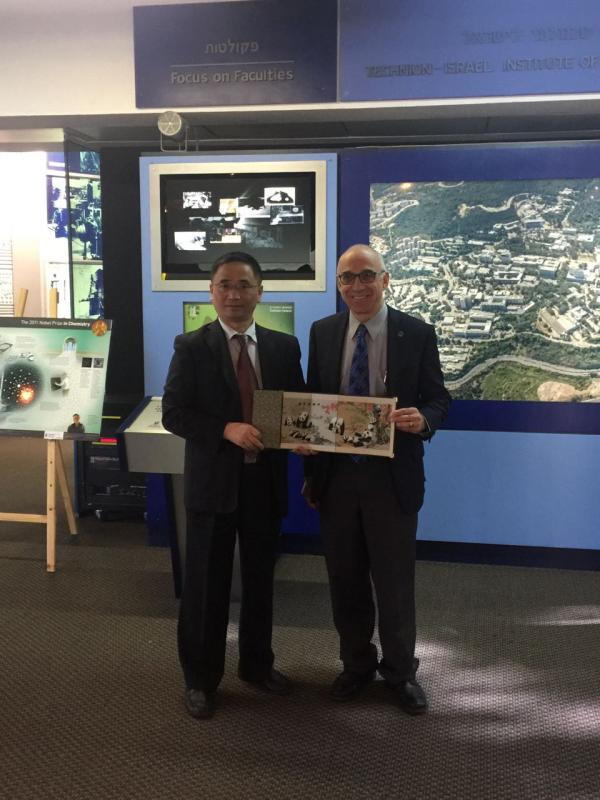 与以色列理工学院副校长交换礼物2.jpg 与以色列理工学院副校长交换礼物2.jpg