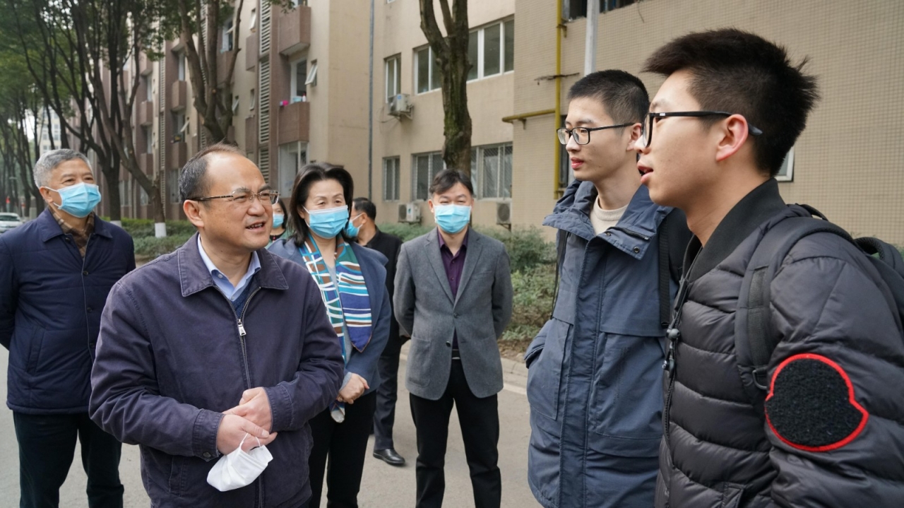 03-路遇竞赛归来学生1.jpg ce9035098219a38ec9de477a7b7ba130.jpg