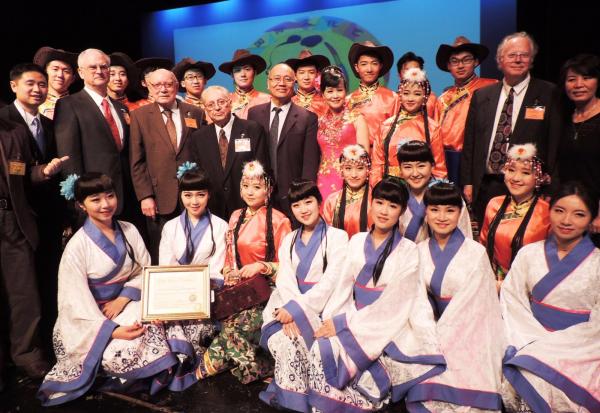 我校艺术团师生在国际比赛再摘一金一银