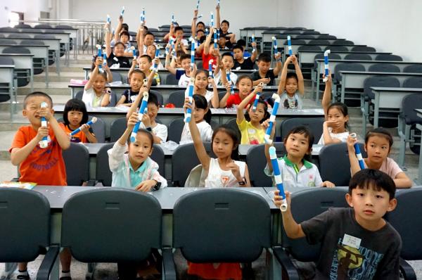 2019.7.1清水河开营4个班-科学实验-潜望镜.JPG d05603a40890d85c7adc82300e71fab8.jpg