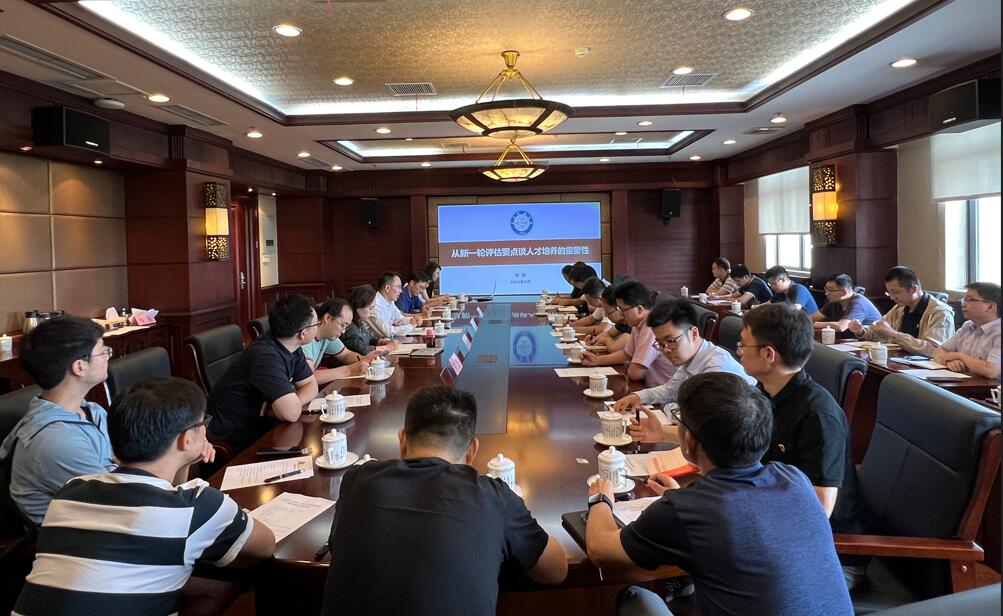 【主题教育】学校举行“精心从教，为党育才，促进人才培养高质量发展”主题党课暨人才座谈会