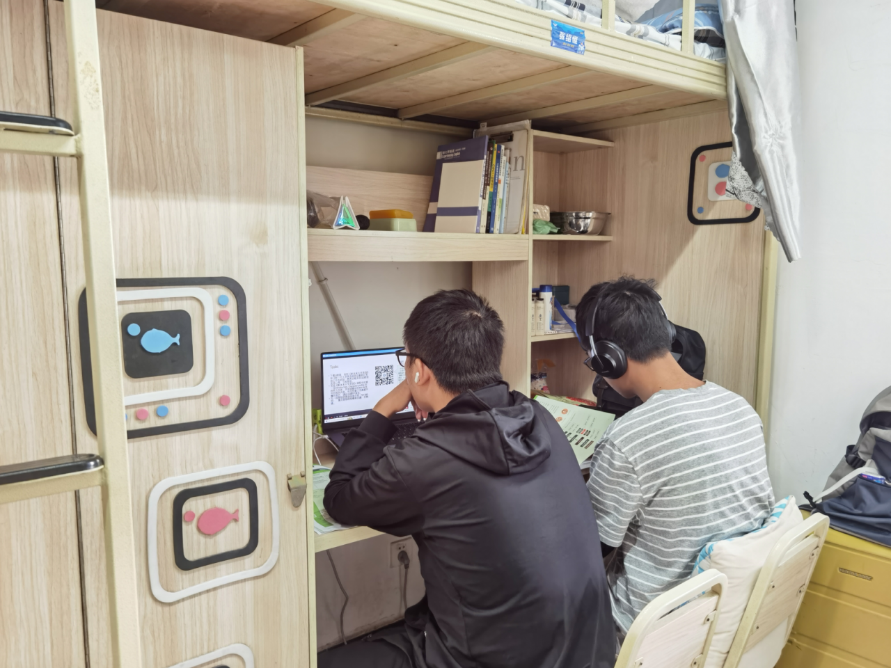 【抗击新冠肺炎】本科生线上开课首日，14000余名师生相约“云”端