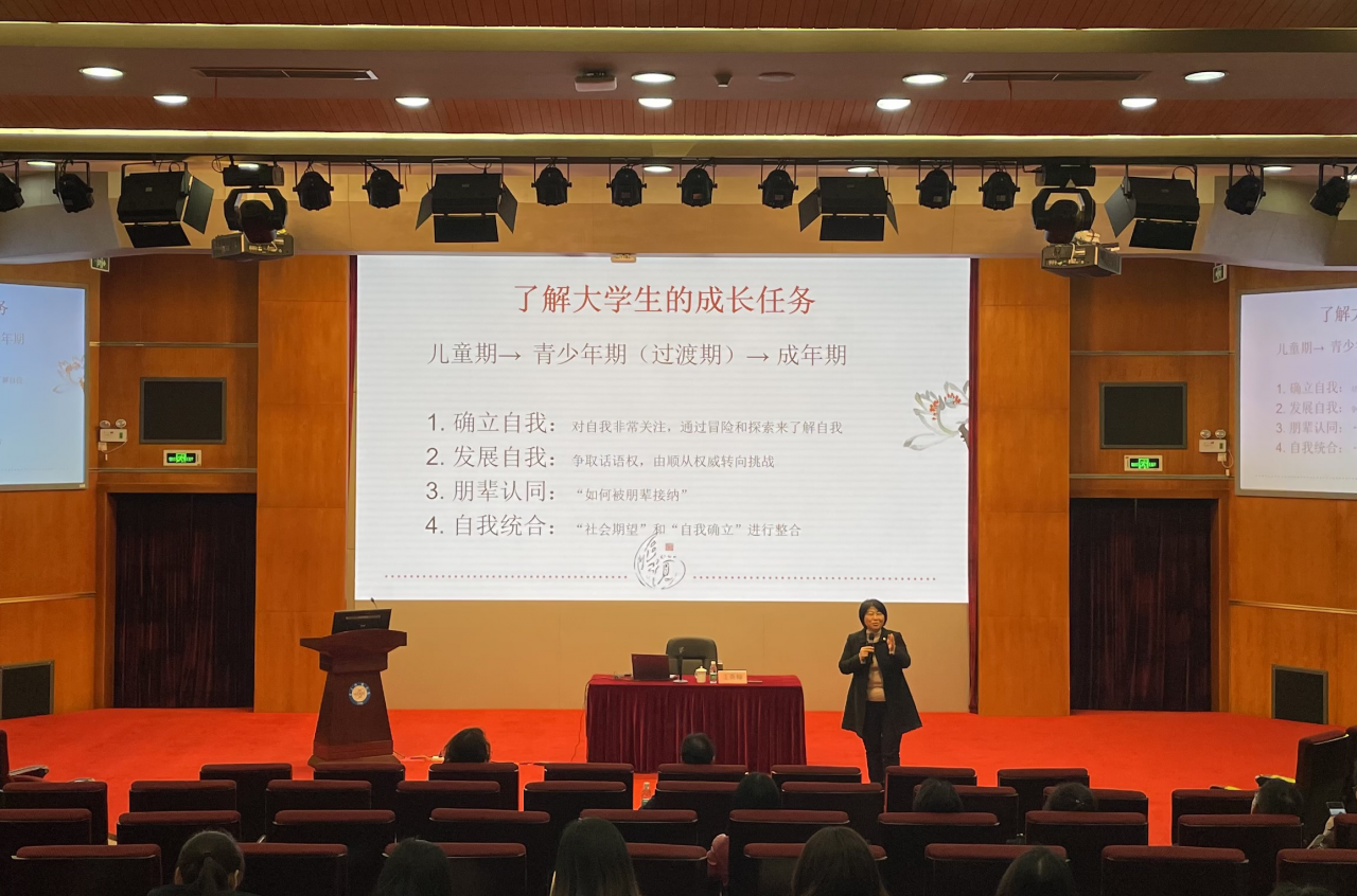 “辅导员夜校”精练辅导员谈心谈话能力