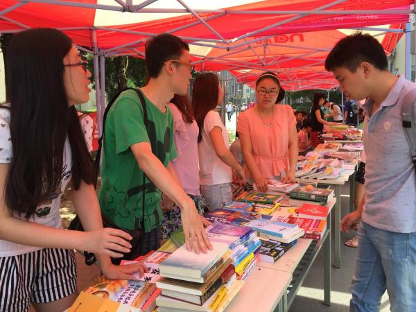 “图书漂流”活动搭建自由阅读平台
