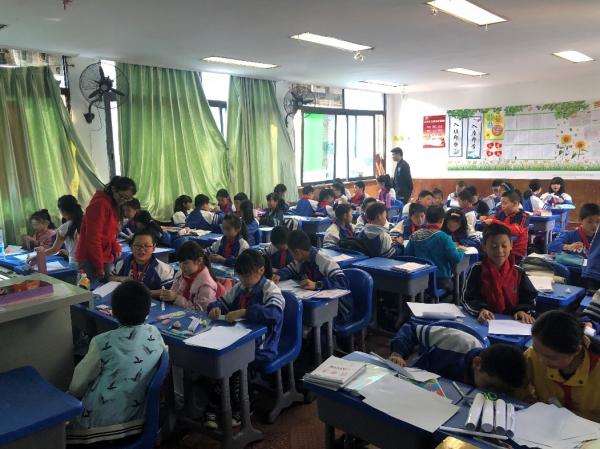 通信学院志愿者开展“织梦童心，缤纷研途”春蕾小学志愿活动