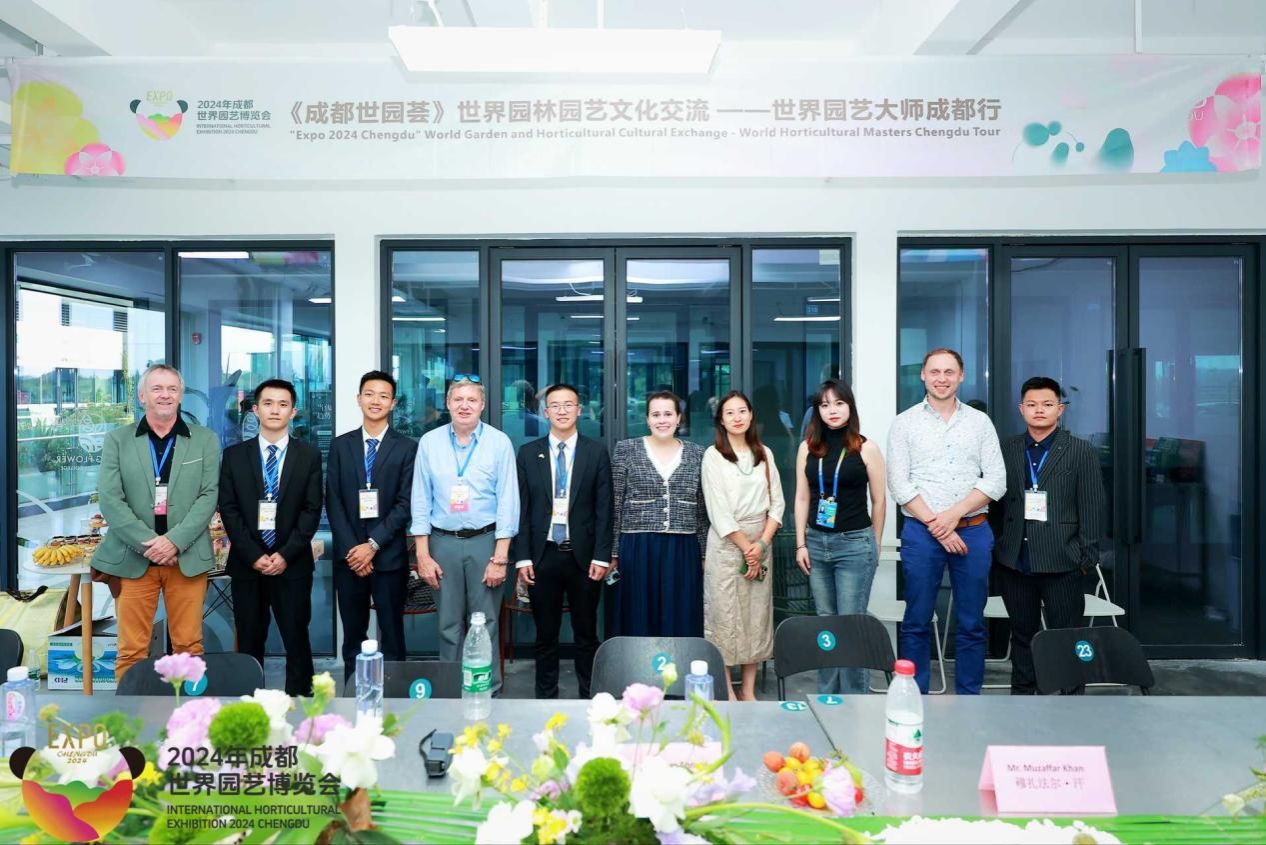 外院学子在2024成都世园会上“译”展风采