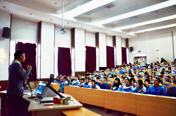 电子科技大学实验中学寒假招生宣传现场1.JPG d555afd2934f17f6801fb33edcb69097.jpg