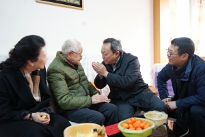 四川省委教育工委副书记、教育厅党组成员李光华一行慰问我校教职工