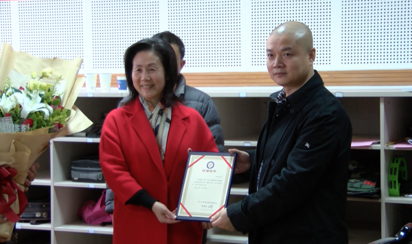 87级校友程新哲捐赠限量版乐器支持学校艺术教育发展