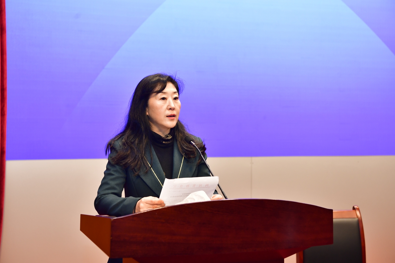 02-石静 省教育厅副厅长 宣读 批复文件.JPG d69c300e88630af727e1df6a0d9ad414_716af.j