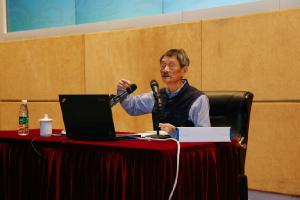 教育导报：“传奇”背后的朴实——“布鞋院士”李小文回母校作讲座侧记