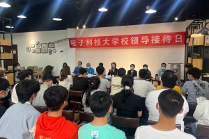 校领导与学生面对面 办实事解难题