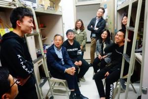 校领导深入学生宿舍与学子交流谈心