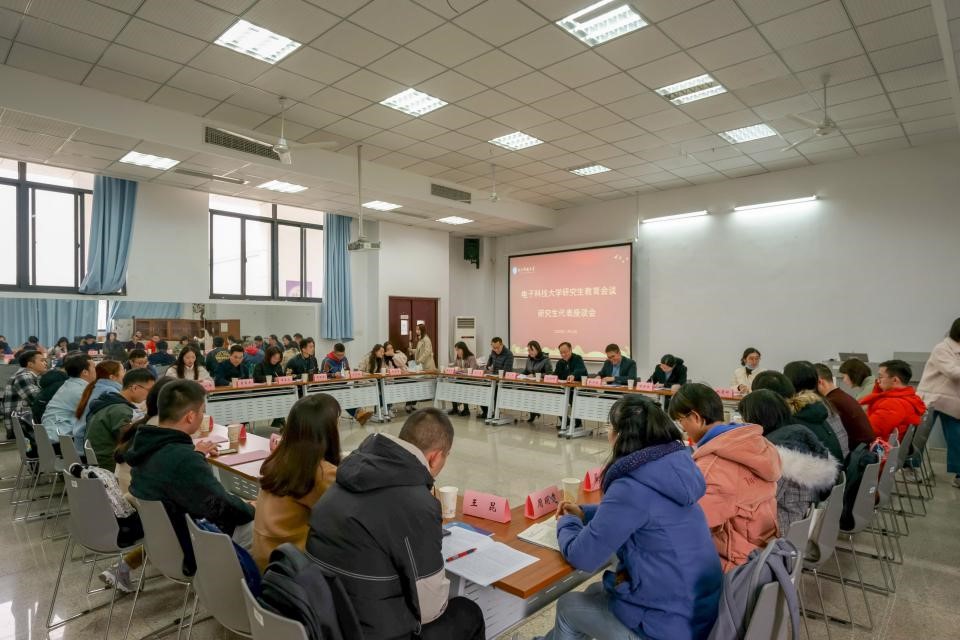 【研究生教育研讨】学校举办研究生代表座谈会