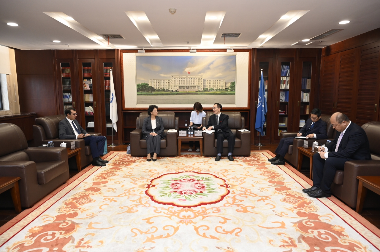 哈萨克斯坦卡拉干达萨金诺夫技术大学校长索勒·萨金塔耶娃来校访问