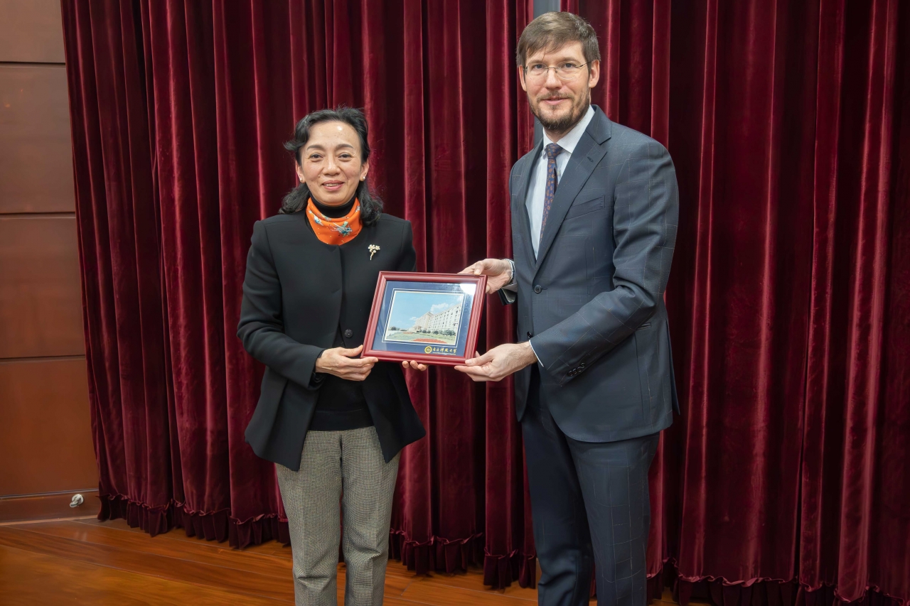 d815e64c466f8800e8b76d05d7d4653a_fcf53.j