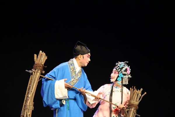 川剧《马前泼水》在我校成功演出