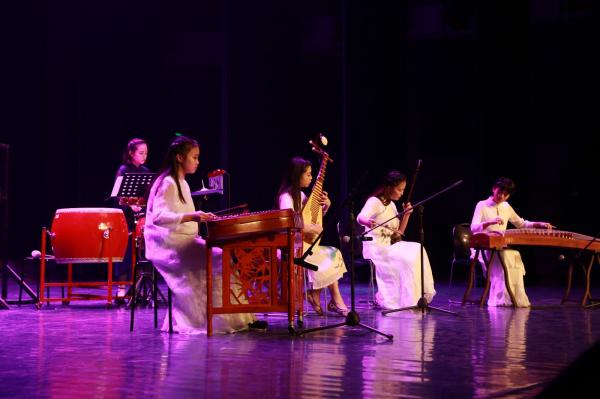 “悦鸣八音”乐团演绎中国古典音乐盛会