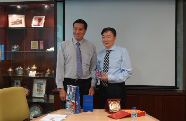 学校代表团访问新加坡合作院校