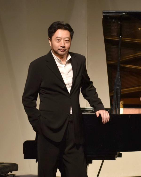 尚东形象照.jpg d989f80f7a62cd100c768356f5f9a41b.jpg