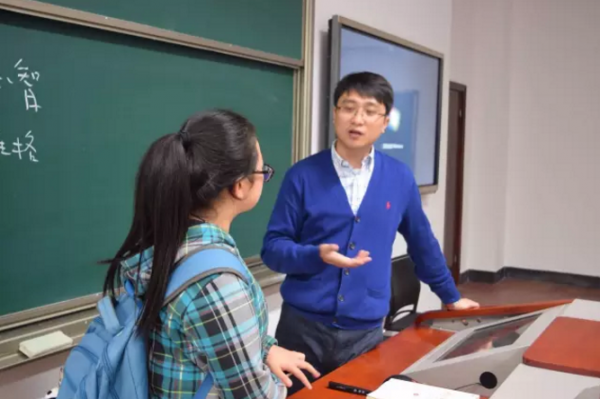 用“绣花功”上网课的成电“主播”